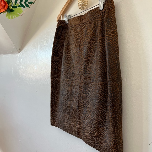 VINTAGE 90s leather CHANEL style matching jacket/skirt sz 36 Small snake print - Picture 3 of 13